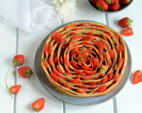 Gâteau en rose de crêpes aux fraises