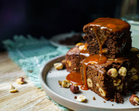 Brownie aux noisettes, sauce caramel et beurre salé