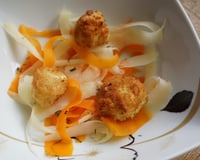 Salade tiède de carottes et panais en tagliatelles, cromesquis de petit fromage de vache au thym