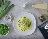 Accord parfait des poireaux et des petits pois avec cette crème de parmesan.