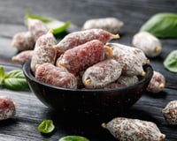 Attention à l'apéro : Carrefour et Cora rappellent en urgence des mini saucissons contaminés