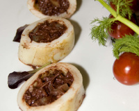 Terre et mer : calmars farcis au boudin noir.
