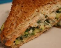 Un croustillant croque au saumon agrémenté d'épinards et courgettes et une onctueuse béchamel au boursin.
