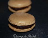 Une recette de macarons pour les fêtes saupoudré de poudre alimentaire irisé or.