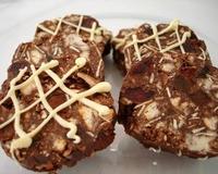 Voici une petite mignardise chocolatée et croquante. Des palets aux abricots secs, aux cerises confites, aux amandes effilées et aux pépites de chocolat blanc, le tout…