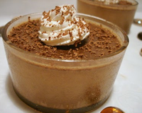 Je vous propose un dessert bien gourmand.Une crème délicieusement chocolatée, fine et onctueuse à la fois, le tout surmonté d'une crème chantilly légère et aérée............Un…
