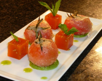 Recette de tomate combinant différentes températures et textures. Une tomate en dessert, confite fondante et parfumée à servir avec une glace au chèvre frais et thym…
