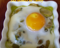 Œufs cocotte sur fondue de courgettes, endives et batavia