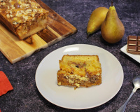 Crumb cake aux poires rôties à la vanille et caramel au beurre salé