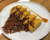 Des pommes confites comme dans une tarte tatin. La pâte est remplacée par un granola, c’est délicieux.