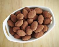 Les amandes chocolatées sont des amandes caramélisées et parsemées de chocolat... Un délice à grignoter et à partager.