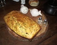 Cake frais et idéal pour l'été à déguster tiède ou froid en apéro ou accompagné d'une salade ou de petits légumes.