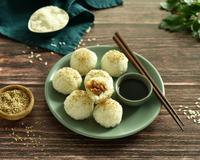 On part en Asie avec ces délicieuses boulettes de riz japonais, farcies au poulet caramélisé et enrobées de graines de sésame.
