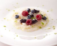 Carpaccio de Skrei de Norvège au citron combawa, fruits rouges en gelée