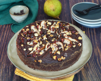 Gâteau au chocolat, noisettes et poires