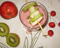 Epluchez les poires et les Kiwis et coupez les en morceaux. Dénoyauté les cerises et mettez les fruits dans le blender. Ajouter le Yaourt et mixer une minute. Server…