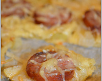 Bouchées feuilletées aux oignons, saucisses et fromage