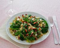 L'association grenade et surimi dans une salade composée est à la fois originale et irrésistible. Accompagnée d'épinards frais croquants et de feta et d'une vinaigrette…