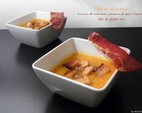 Velouté de potiron, brisures de marrons, croûtons de pain d'épice et chips de jambon