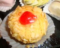 Petits fours algérois faisant parti de la pâtisserie maghrébine... à base d'amande et de cerise bigarreau confit !