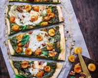 Pizza aux mirabelles, pesto vert, burrata, basilic et vinaigre balsamique