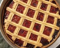 Une petite recette très simple et très appréciée. Composé d'une simple pâte sablée et d'une couche de confiture. Ici confiture…