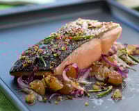 Dos de saumon doré au poivre, romarin et marrons