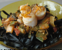 Pâtes à l'encre de seiche, saint-jacques et chorizo à la mandarine