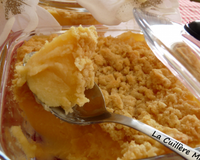 Le crumble au citron est une variante de la tarte au citron, à faire quand on dispose de moins de temps mais qui est tout aussi délicieux.