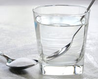 Ce que ce médecin recommande d'ajouter d'urgence à votre eau pour faire face aux fortes chaleurs