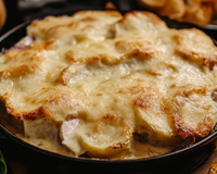 Gratin de pommes de terre, oignons, blanc de poulet et raclette