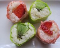 Des makis aux fruits frais plein de couleurs pour l'été