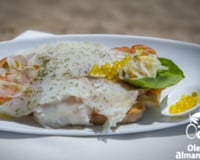 Morue fumée sur pain grillé et tomate lait de raf avec des perles