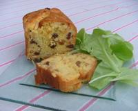 Ce cake est un judicieux mélange de salé et de sucré, car fait d'oignons, pignons et raisins secs