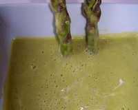 Gaspacho avec des asperges vertes