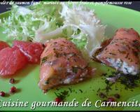 Une entrée idéale pour les fêtes de Noël. Une tranche de saumon fumé farcis avec du chèvre et un agrume accompagnée d'une marinade qui nous fait voyager.
