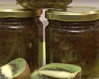 Une délicieuse recette de confiture de kiwis. Une confiture originale à découvrir et à faire découvrir à nos convives !
