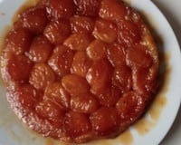 Tarte tatin aux abricots, amandes et caramel au beurre salé