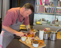 “Maxi généreuse, maxi gourmande” : Norbert Tarayre propose sa recette de planche apéro, il y en aura pour tout le monde !