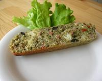 Cake à la farine de lentilles avec des olives noires, du jambon blanc, du fromage de chèvre et des tomates séchées.