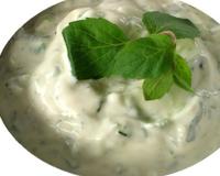 Parfait pour l'apéritif, cette sauce est habituellement servie avec des bâtonnets de légumes crus (carotte, poivron...).