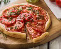 Tarte à la tomate, moutarde et herbes fraîches