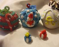 Boules de noël façon cake pop, saveurs au choix de chacun. Recette facile pour les enfants.