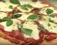 Pizza margherita aux herbes