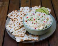 Riche en saveurs et rapide à préparer, ces rillettes au crabe, chèvre frais et citron vert seront parfaites à servir pour l’apéro