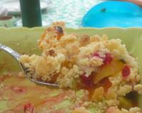 Un crumble aux fruits d'été, coloré et parfumé.