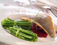 Filets de daurade à l'échalote, fagot de haricots verts