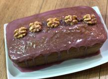 Cake parfumé au vin rouge et glaçage aux noix