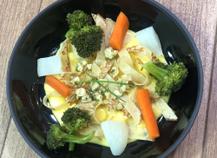 Légumes croquants aux noisettes, tagliatelles de crêpes, sauce hollandaise