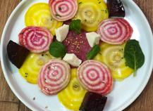 Assiette multicolore à la betterave